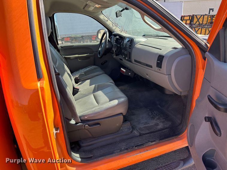 image for item LT9066 2012 Chevrolet Silverado 2500HD  utility bed pickup truck