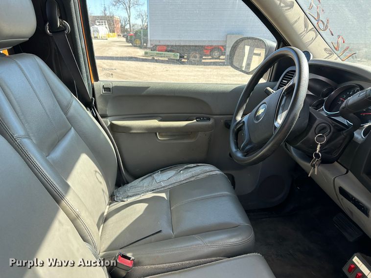 image for item LT9066 2012 Chevrolet Silverado 2500HD  utility bed pickup truck