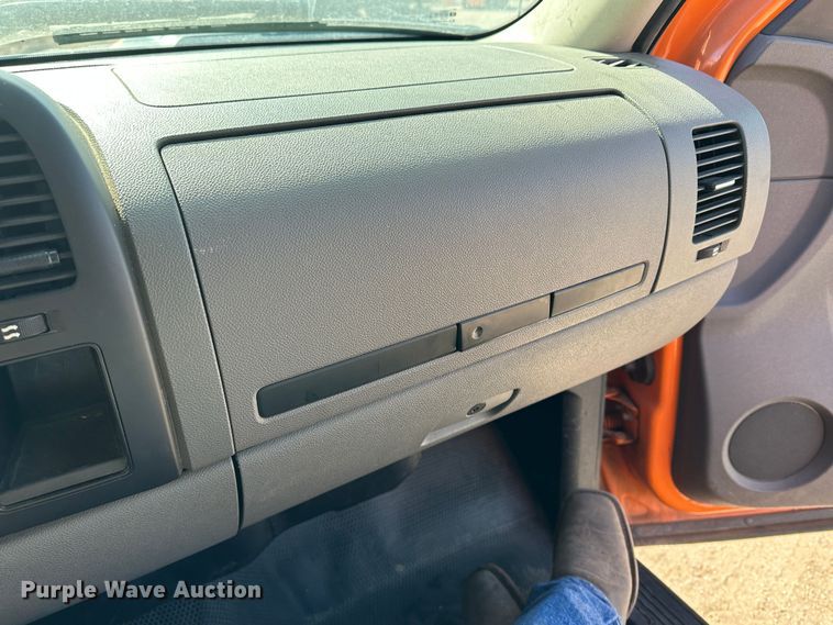 image for item LT9066 2012 Chevrolet Silverado 2500HD  utility bed pickup truck