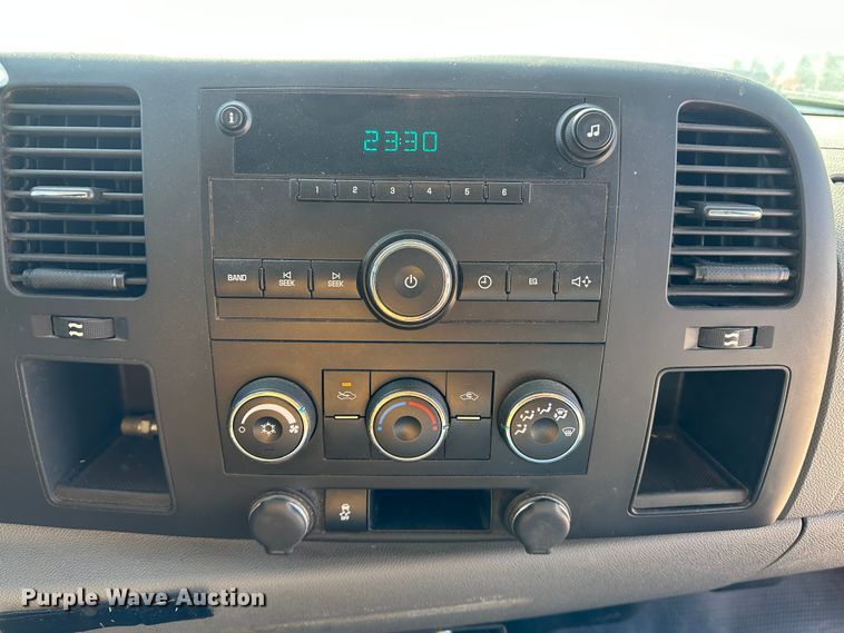 image for item LT9066 2012 Chevrolet Silverado 2500HD  utility bed pickup truck