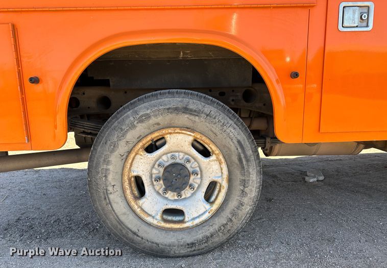 image for item LT9066 2012 Chevrolet Silverado 2500HD  utility bed pickup truck