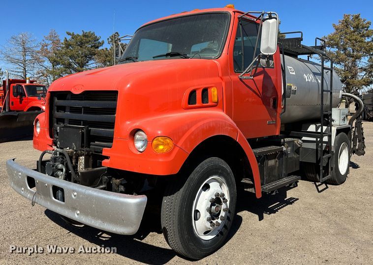 image for item LT9071 2000 Sterling L7500  oil distributor truck