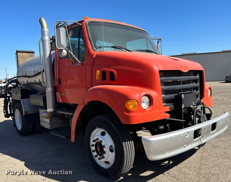 image for item LT9071 2000 Sterling L7500  oil distributor truck