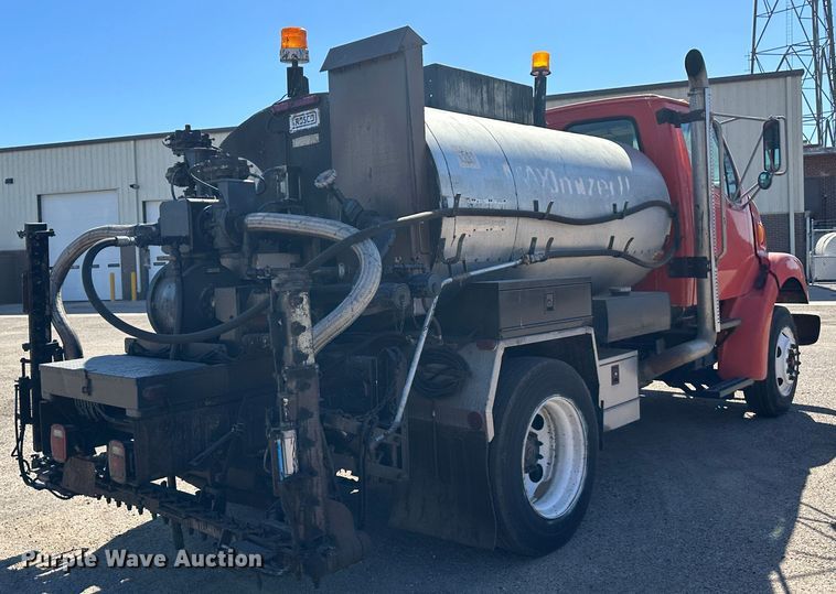 image for item LT9071 2000 Sterling L7500  oil distributor truck