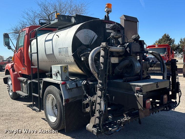 image for item LT9071 2000 Sterling L7500  oil distributor truck