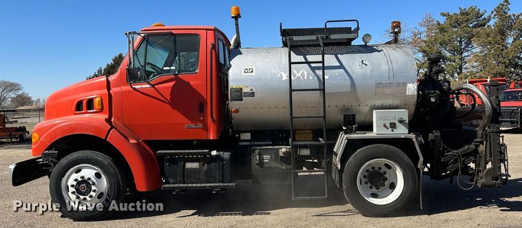 image for item LT9071 2000 Sterling L7500  oil distributor truck