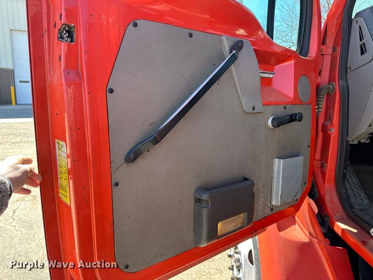 image for item LT9071 2000 Sterling L7500  oil distributor truck