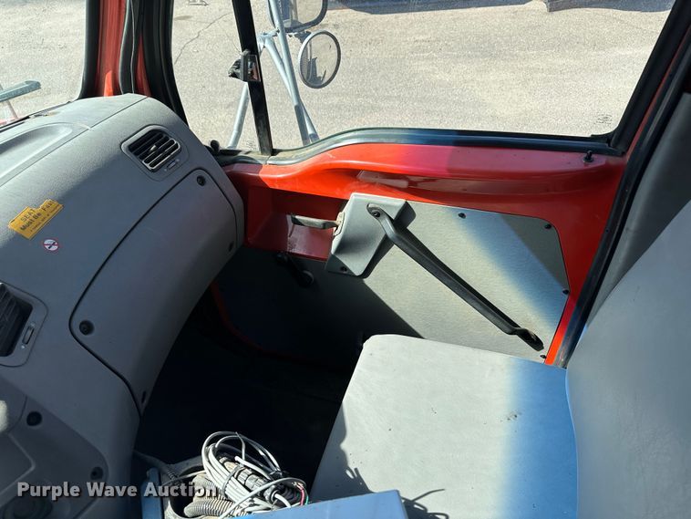 image for item LT9071 2000 Sterling L7500  oil distributor truck