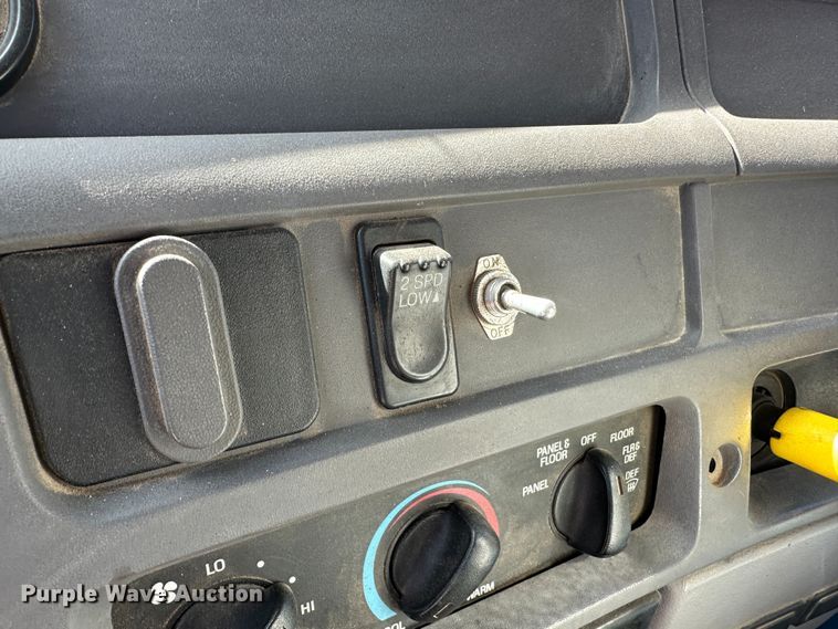 image for item LT9071 2000 Sterling L7500  oil distributor truck