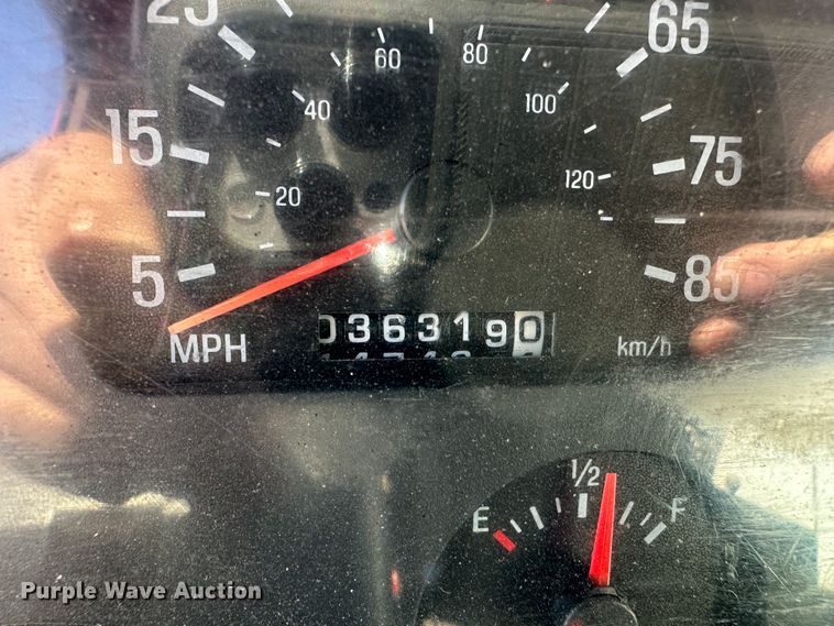 image for item LT9071 2000 Sterling L7500  oil distributor truck