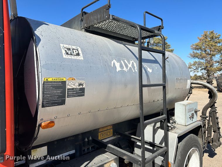 image for item LT9071 2000 Sterling L7500  oil distributor truck