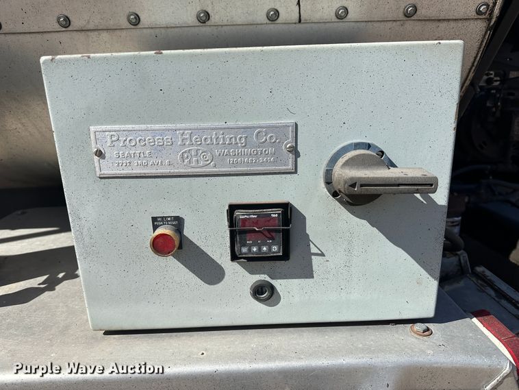 image for item LT9071 2000 Sterling L7500  oil distributor truck