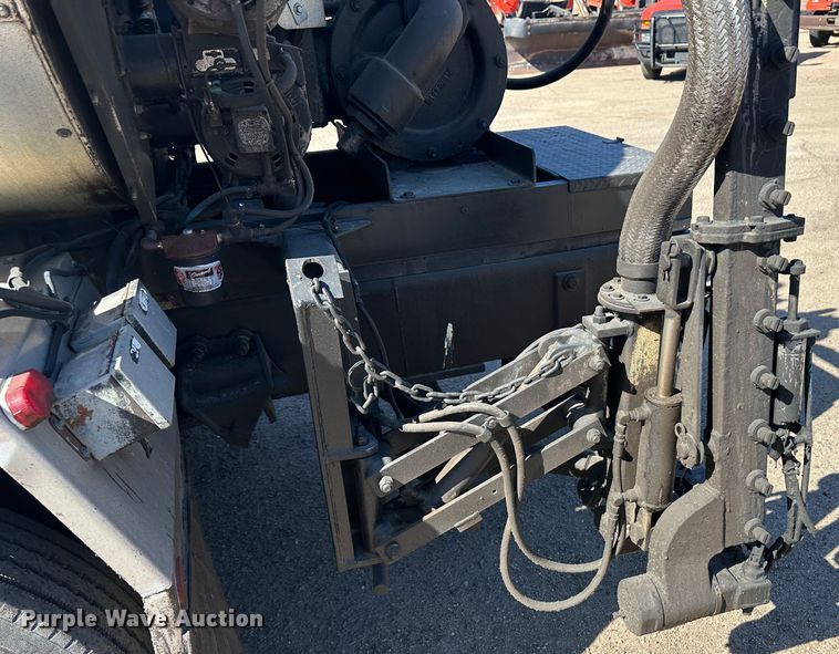 image for item LT9071 2000 Sterling L7500  oil distributor truck