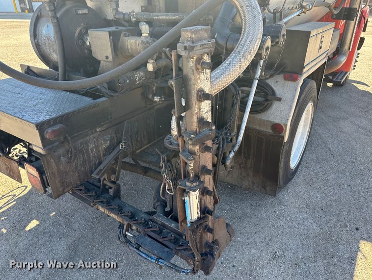 image for item LT9071 2000 Sterling L7500  oil distributor truck