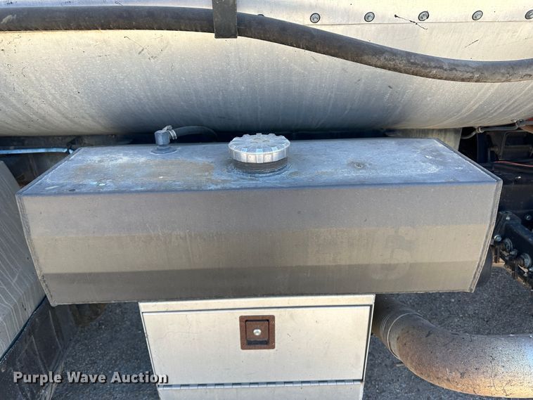 image for item LT9071 2000 Sterling L7500  oil distributor truck