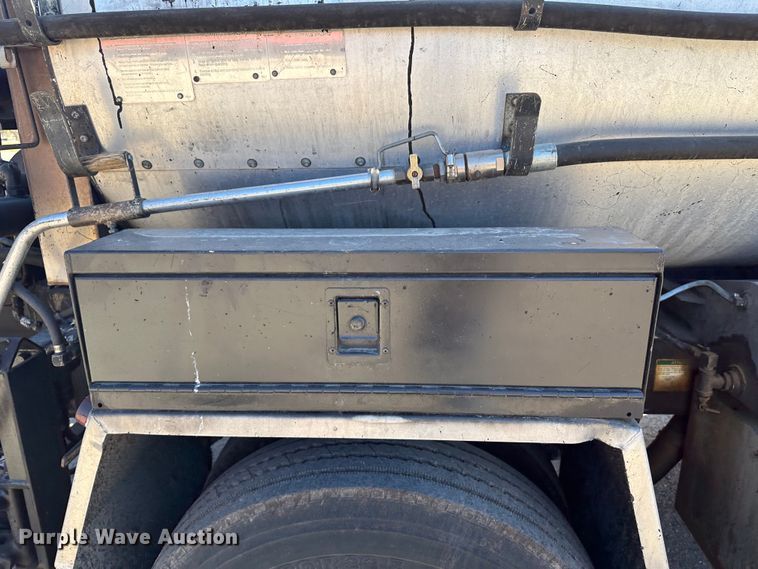 image for item LT9071 2000 Sterling L7500  oil distributor truck