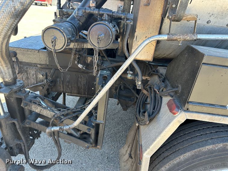 image for item LT9071 2000 Sterling L7500  oil distributor truck