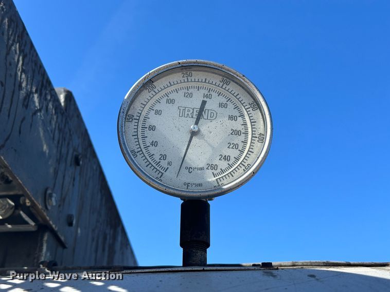 image for item LT9071 2000 Sterling L7500  oil distributor truck