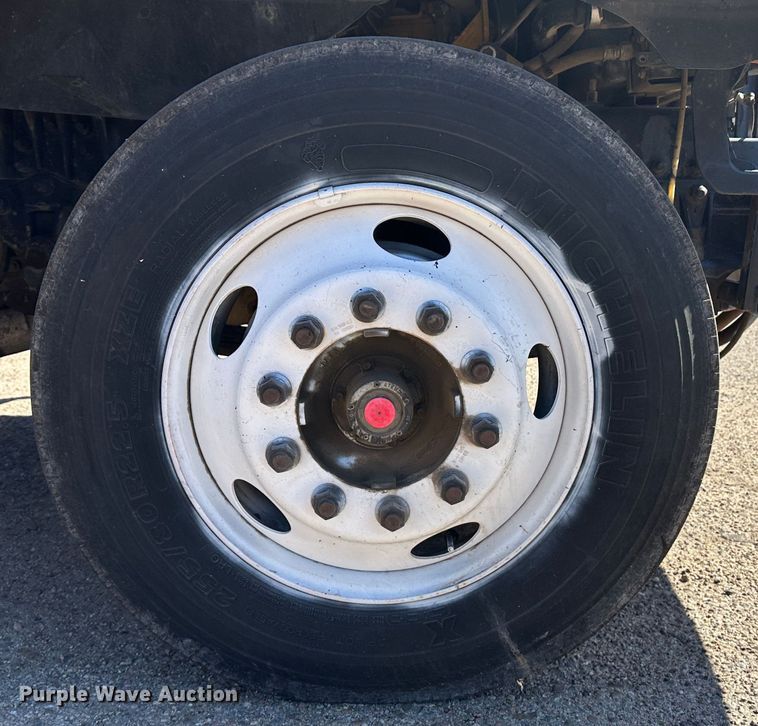 image for item LT9071 2000 Sterling L7500  oil distributor truck