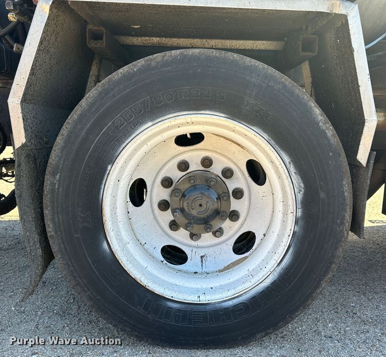 image for item LT9071 2000 Sterling L7500  oil distributor truck