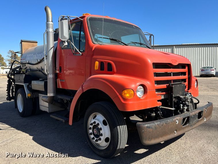 image for item LT9072 2000 Sterling L7500  oil distributor truck
