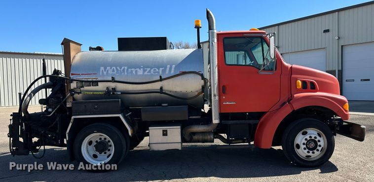 image for item LT9072 2000 Sterling L7500  oil distributor truck