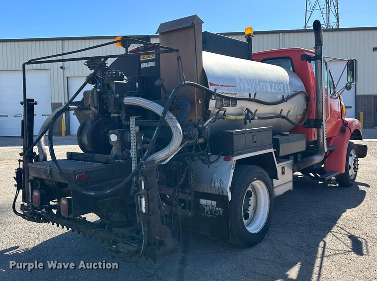 image for item LT9072 2000 Sterling L7500  oil distributor truck