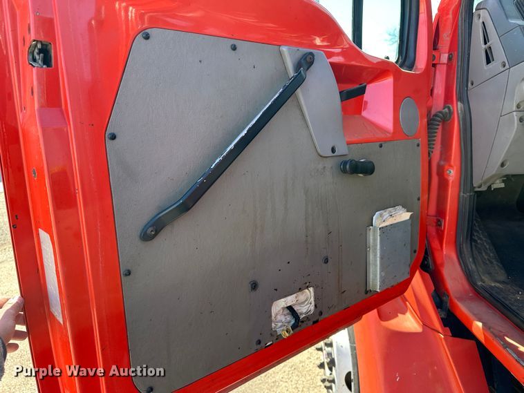 image for item LT9072 2000 Sterling L7500  oil distributor truck