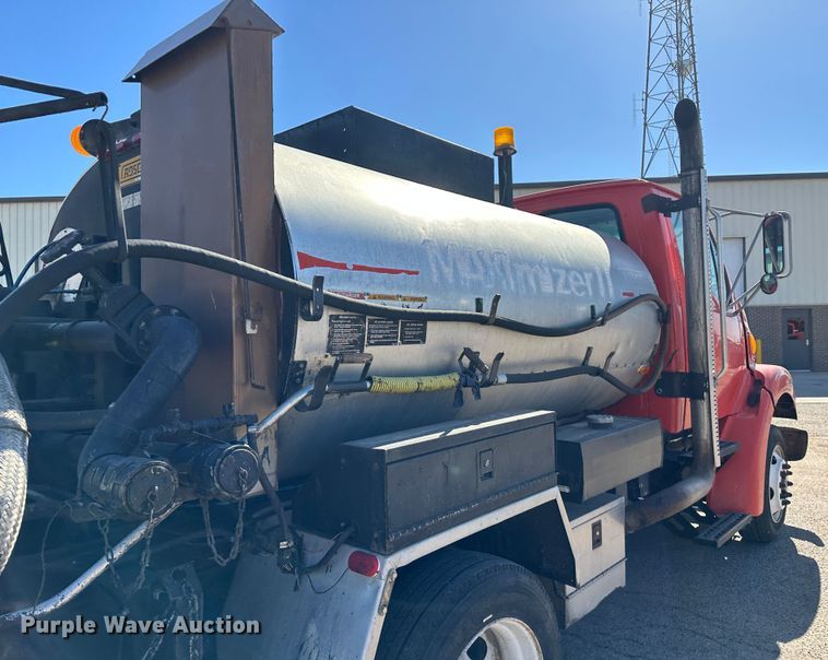 image for item LT9072 2000 Sterling L7500  oil distributor truck