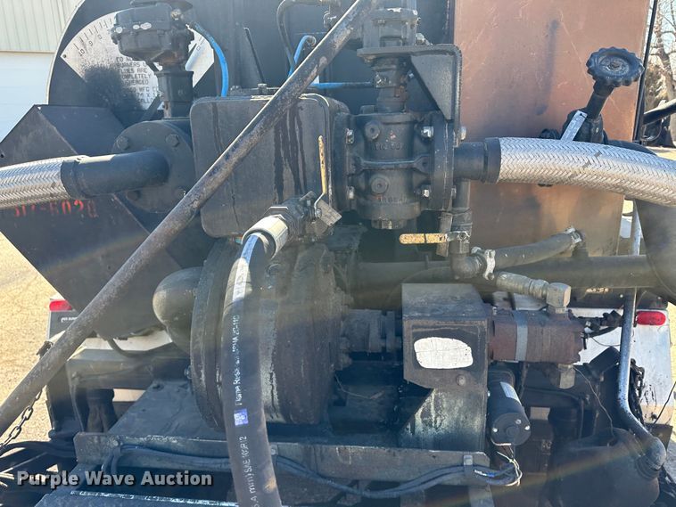 image for item LT9072 2000 Sterling L7500  oil distributor truck