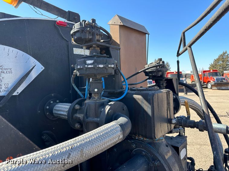 image for item LT9072 2000 Sterling L7500  oil distributor truck