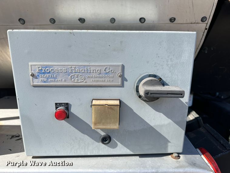 image for item LT9072 2000 Sterling L7500  oil distributor truck