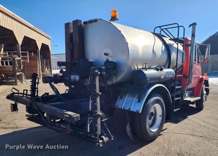 image for item LT9488 2002 Freightliner FL60  oil distributor truck