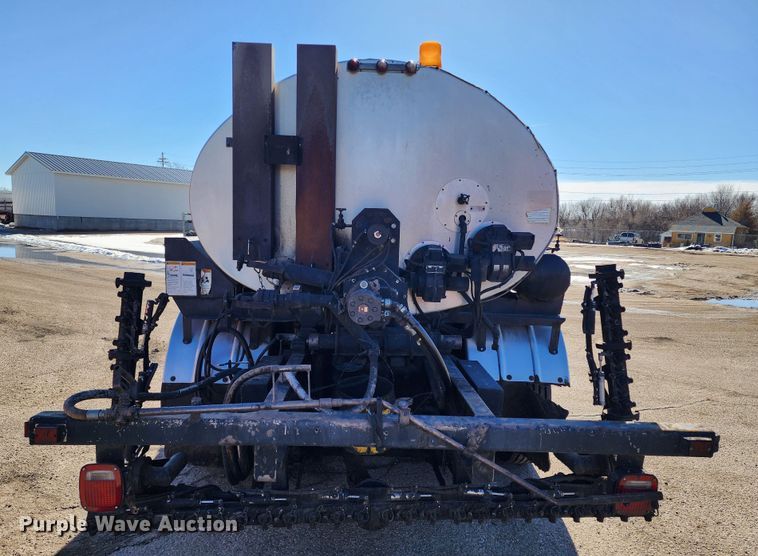 image for item LT9488 2002 Freightliner FL60  oil distributor truck