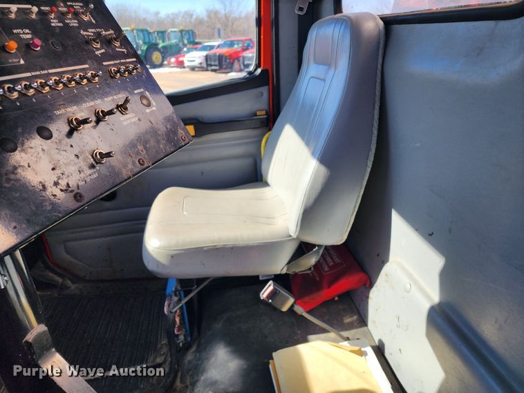 image for item LT9488 2002 Freightliner FL60  oil distributor truck