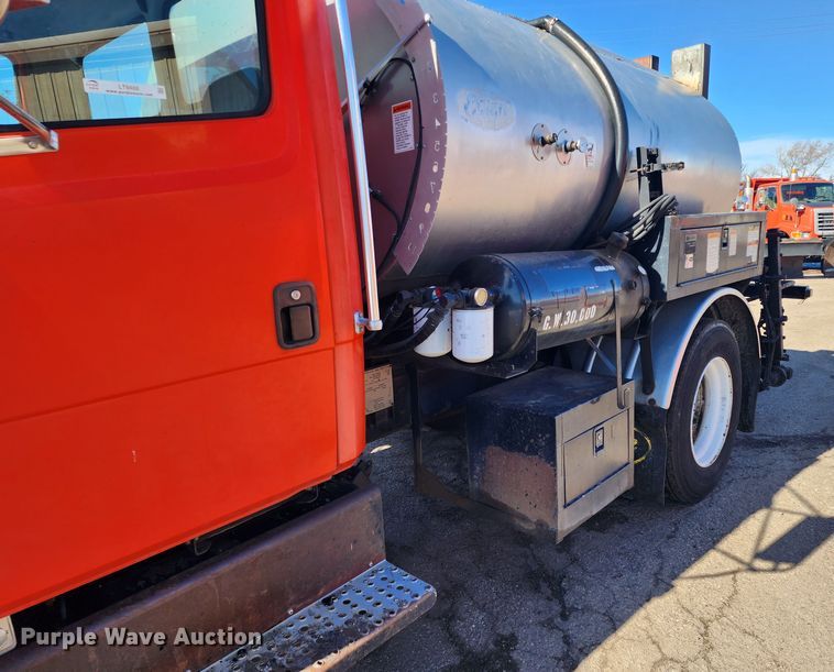 image for item LT9488 2002 Freightliner FL60  oil distributor truck