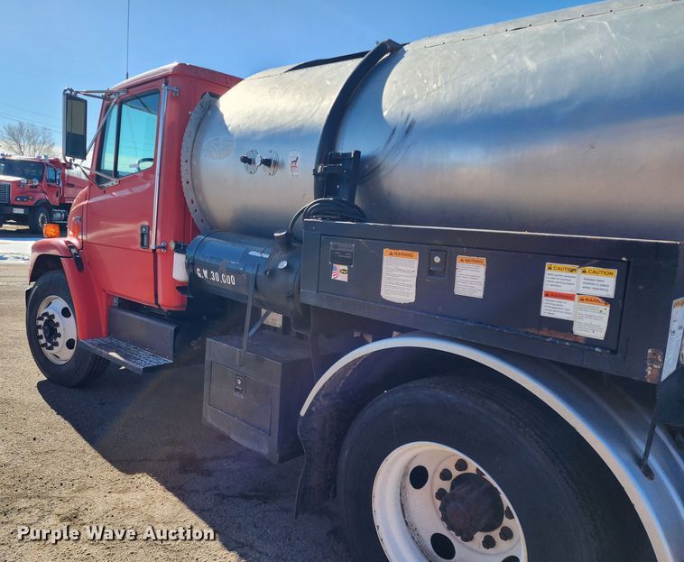 image for item LT9488 2002 Freightliner FL60  oil distributor truck