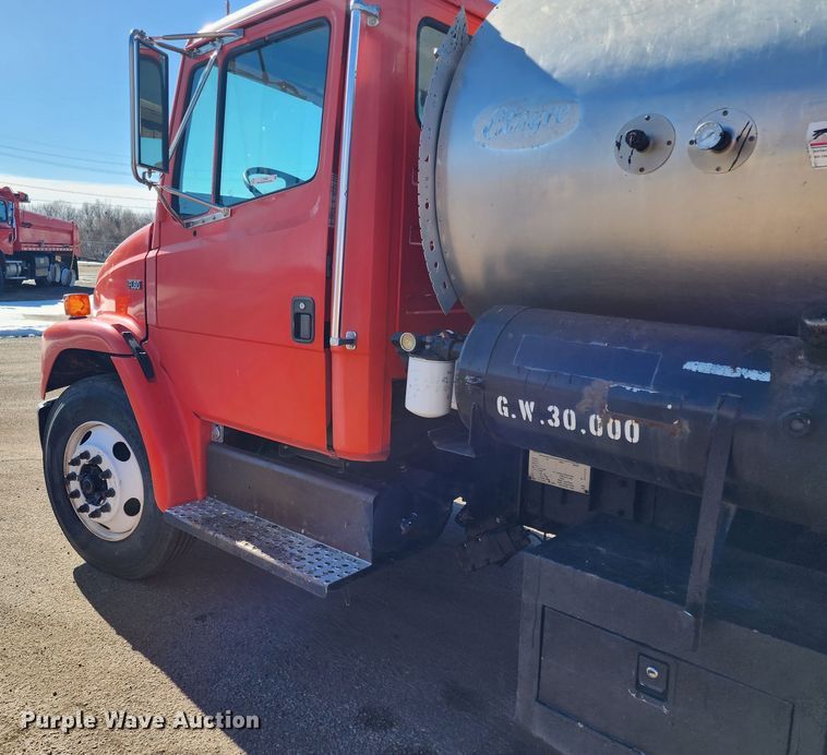 image for item LT9488 2002 Freightliner FL60  oil distributor truck