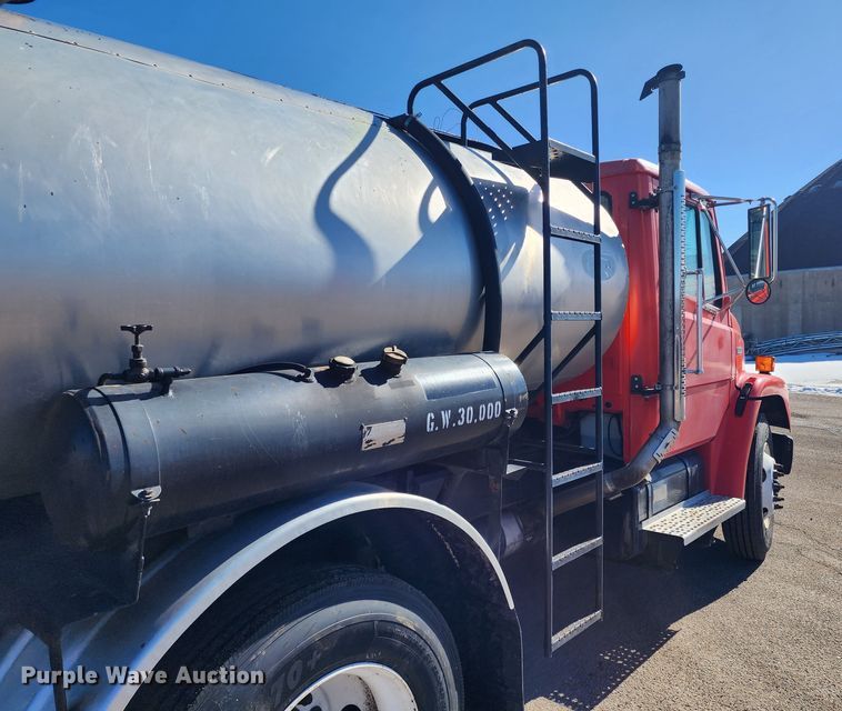 image for item LT9488 2002 Freightliner FL60  oil distributor truck