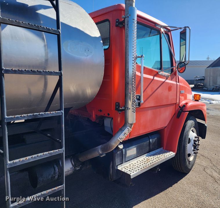 image for item LT9488 2002 Freightliner FL60  oil distributor truck