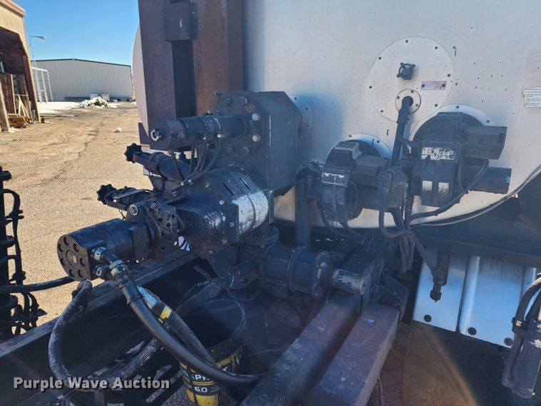 image for item LT9488 2002 Freightliner FL60  oil distributor truck