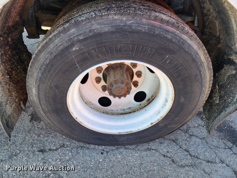 image for item LT9488 2002 Freightliner FL60  oil distributor truck