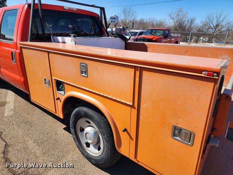 image for item LT9489 2009 Ford F250 Super Duty  Crew Cab utility bed pickup truck