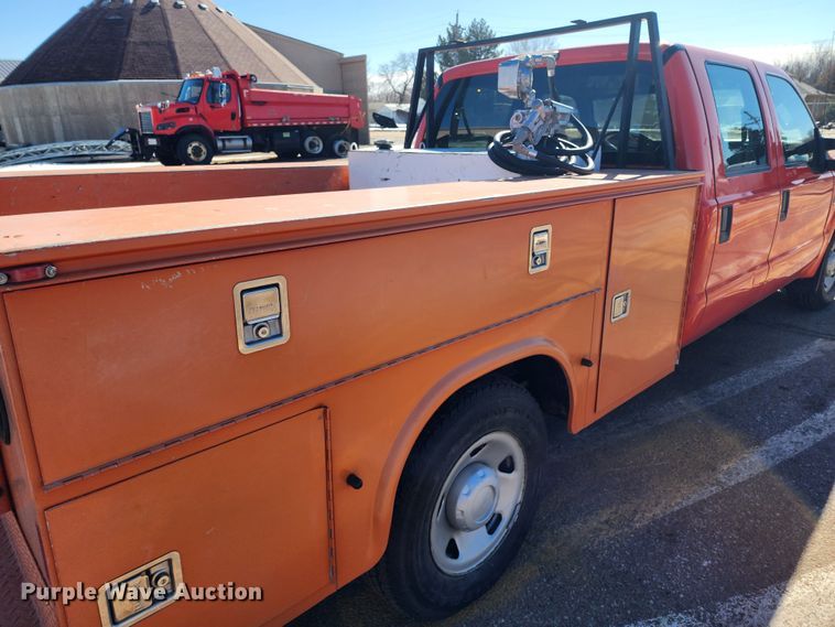 image for item LT9489 2009 Ford F250 Super Duty  Crew Cab utility bed pickup truck