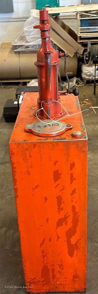 image for item LT9529 Oil tank