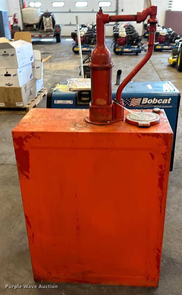 image for item LT9529 Oil tank