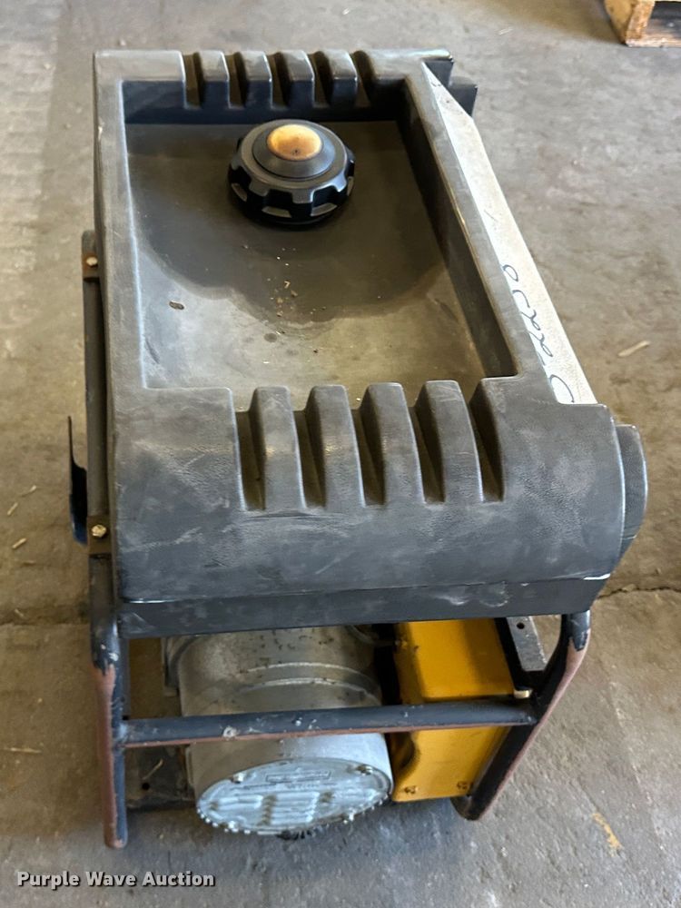 image for item LT9531 2010 Robin RGD2500  generator