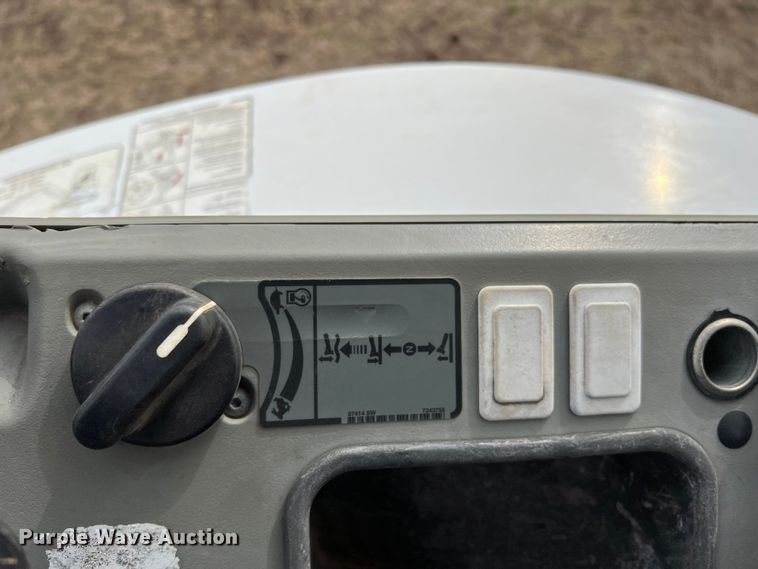 image for item DQ5720 2015 Bobcat E26  mini excavator