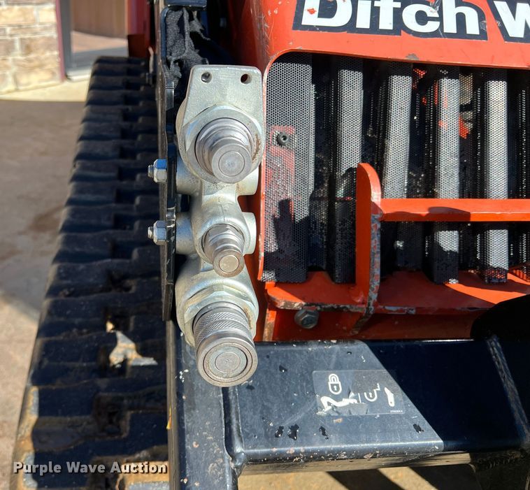 image for item DQ5735 2018 Ditch Witch SK800  compact utility loader