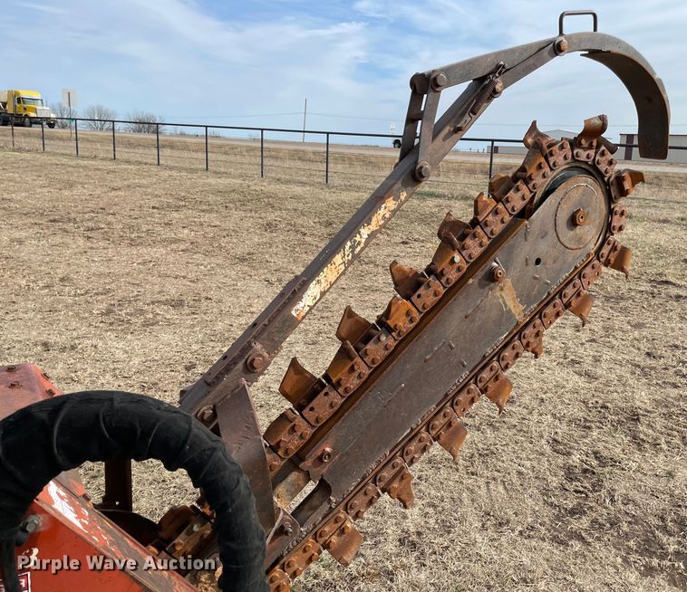 image for item DQ5753 2003 Ditch Witch RT40  trencher